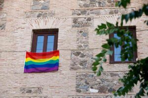 La bandera arcoíris vuelve a colgar de la fachada de las Cortes de Castilla-La Mancha.