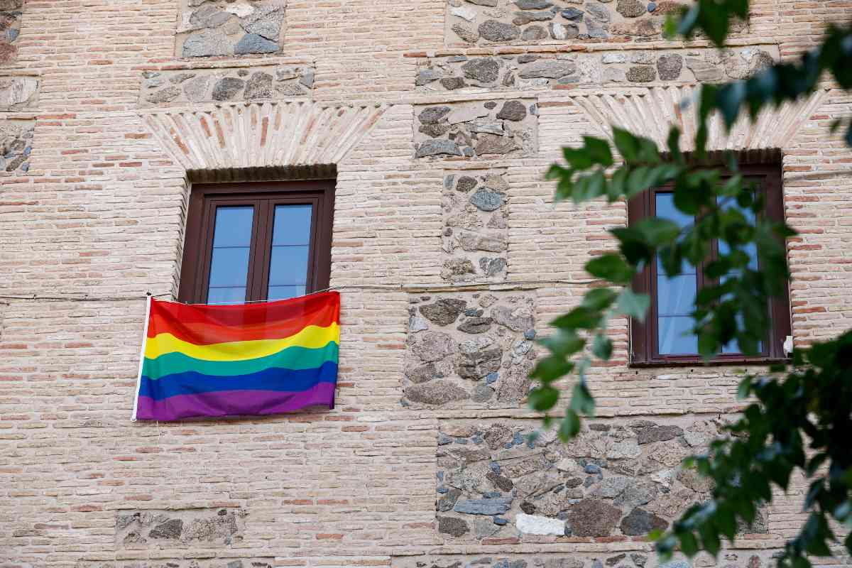 La bandera arcoíris vuelve a colgar de la fachada de las Cortes de Castilla-La Mancha.