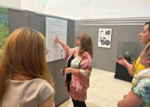 Carmen Teresa Olmedo asistió a la inauguración de la muestra sobre fósiles de Las Hoyas.