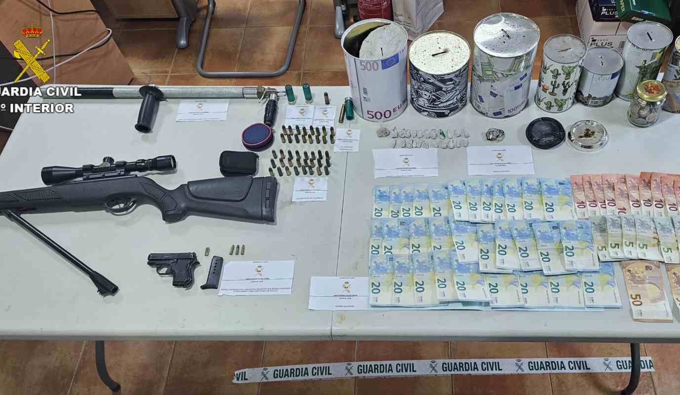 Imagen de los objetos incautados al detenido.