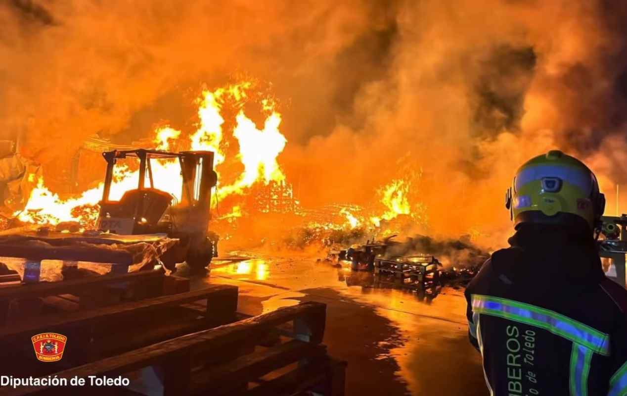 Incendio en un almacén de palés en Olías del Rey.