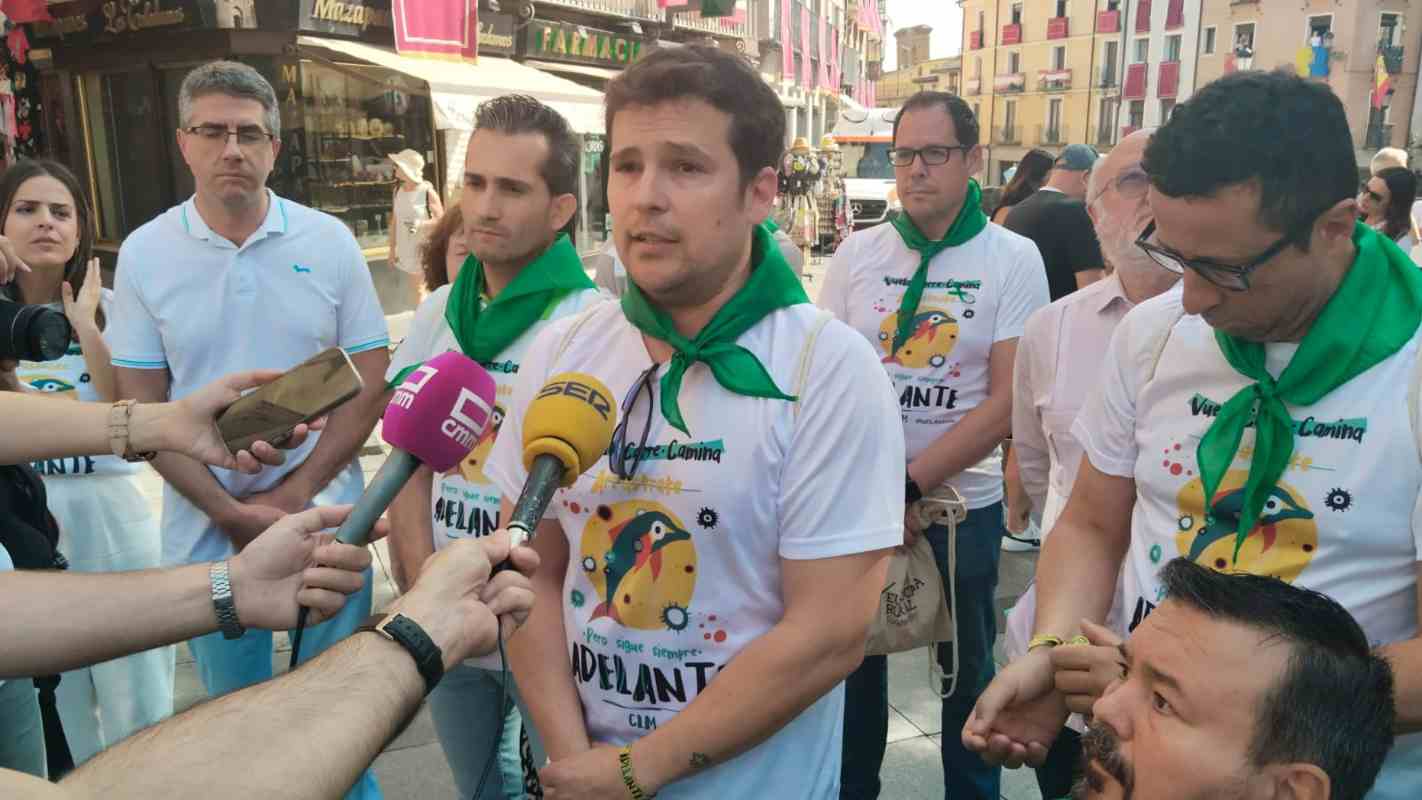 David Amores, presidente de Adelante CLM, explicó los motivos de la marcha. Foto: Rebeca Arango.