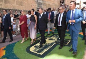 Page, Bellido y Cabañero visitaron el Corpus de Elche de la Sierra.