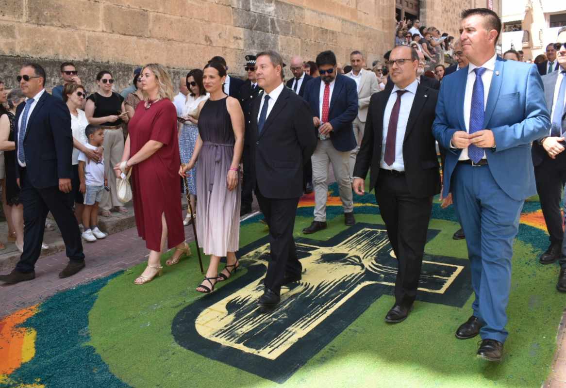 Page, Bellido y Cabañero visitaron el Corpus de Elche de la Sierra.