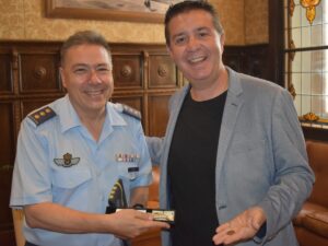 Ignacio Isusi junto con el presidente de la DIputación de Albacete