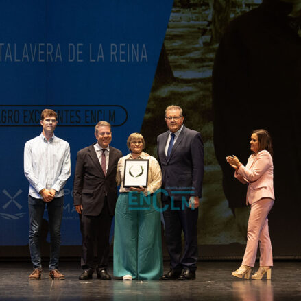 Entrega de uno de los premios extraordinarios Agro Excelentes. Foto: Germán Molina.