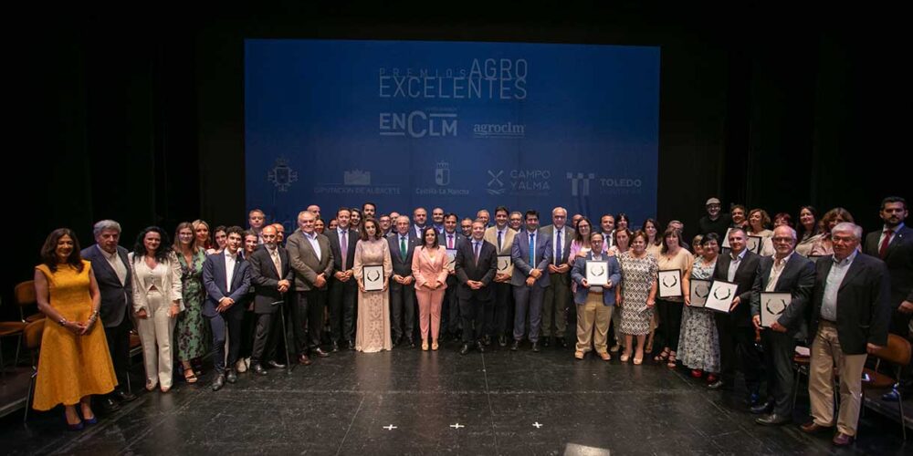 Foto de familia de los premios Agro Excelentes, otorgados por Encastillalamancha.es. Primera erdición de estos reconocimientos, celebrados en Manzanares.