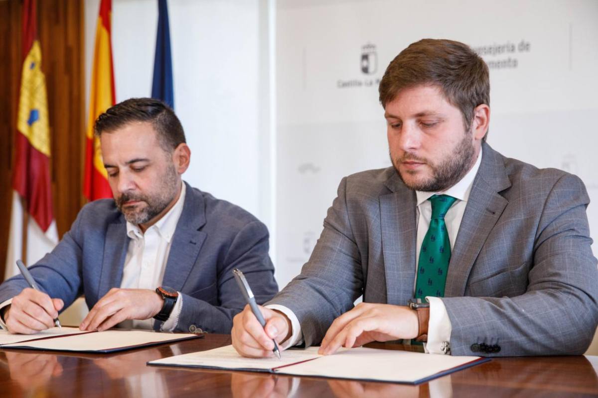 Nacho Hernando y Manuel Carmona, fimando el convenio.