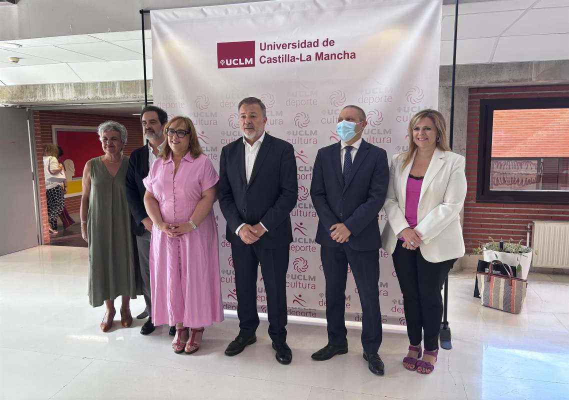 En la foto, las autoridades presentes en el homenaje a Antonio Pérez.