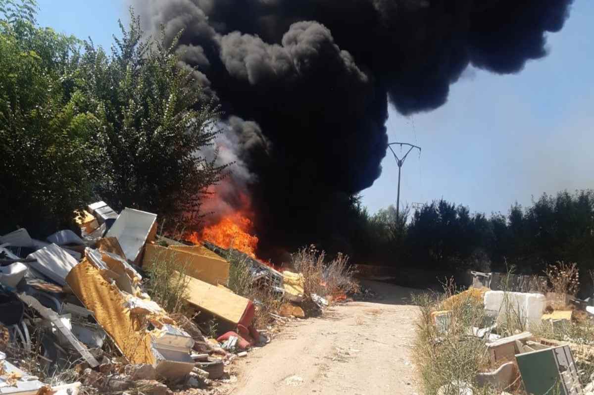 Incendio en la basura acumulada en el Cerro de los Palos, en Toledo.