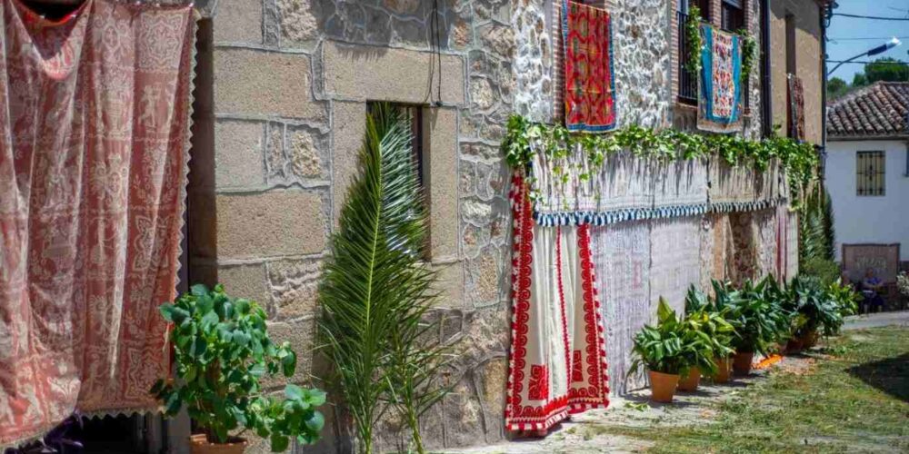 La fachada de una casa de Lagartera, engalanada por el Corpus. Foto: Ayuntamiento de Lagartera.