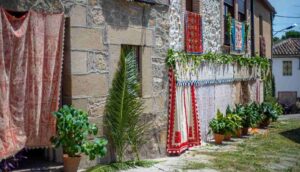 La fachada de una casa de Lagartera, engalanada por el Corpus. Foto: Ayuntamiento de Lagartera.