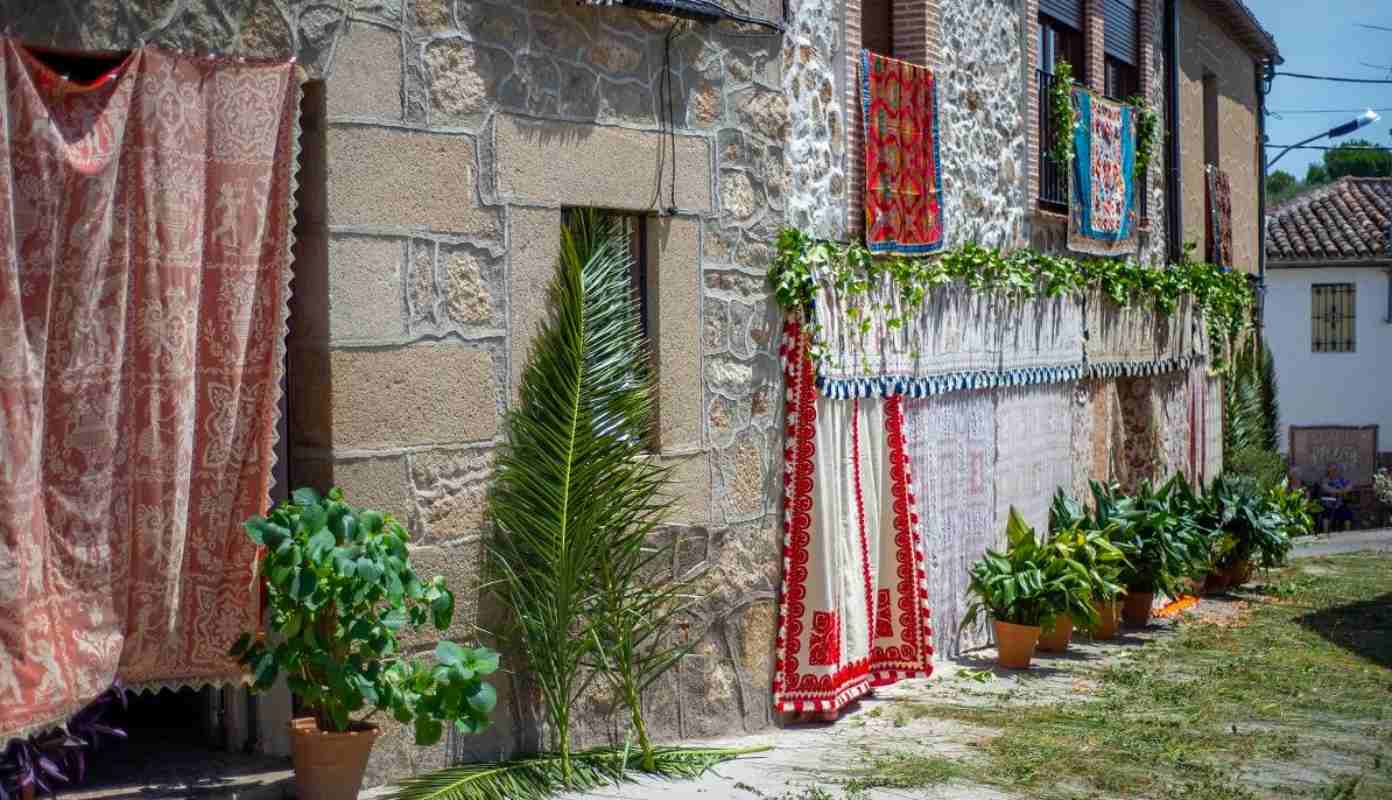 La fachada de una casa de Lagartera, engalanada por el Corpus. Foto: Ayuntamiento de Lagartera.