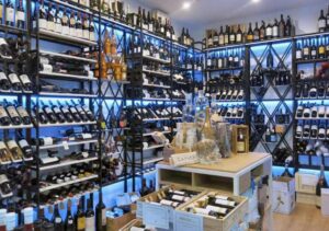 Estanterías repletas de botellas de vino de valor incalculable.