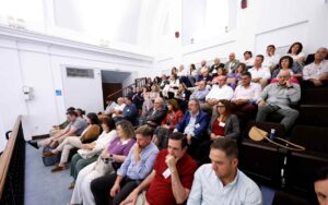 Representantes de las organizaciones agrarias en la tribuna de las Cortes de Castilla-La Mancha.