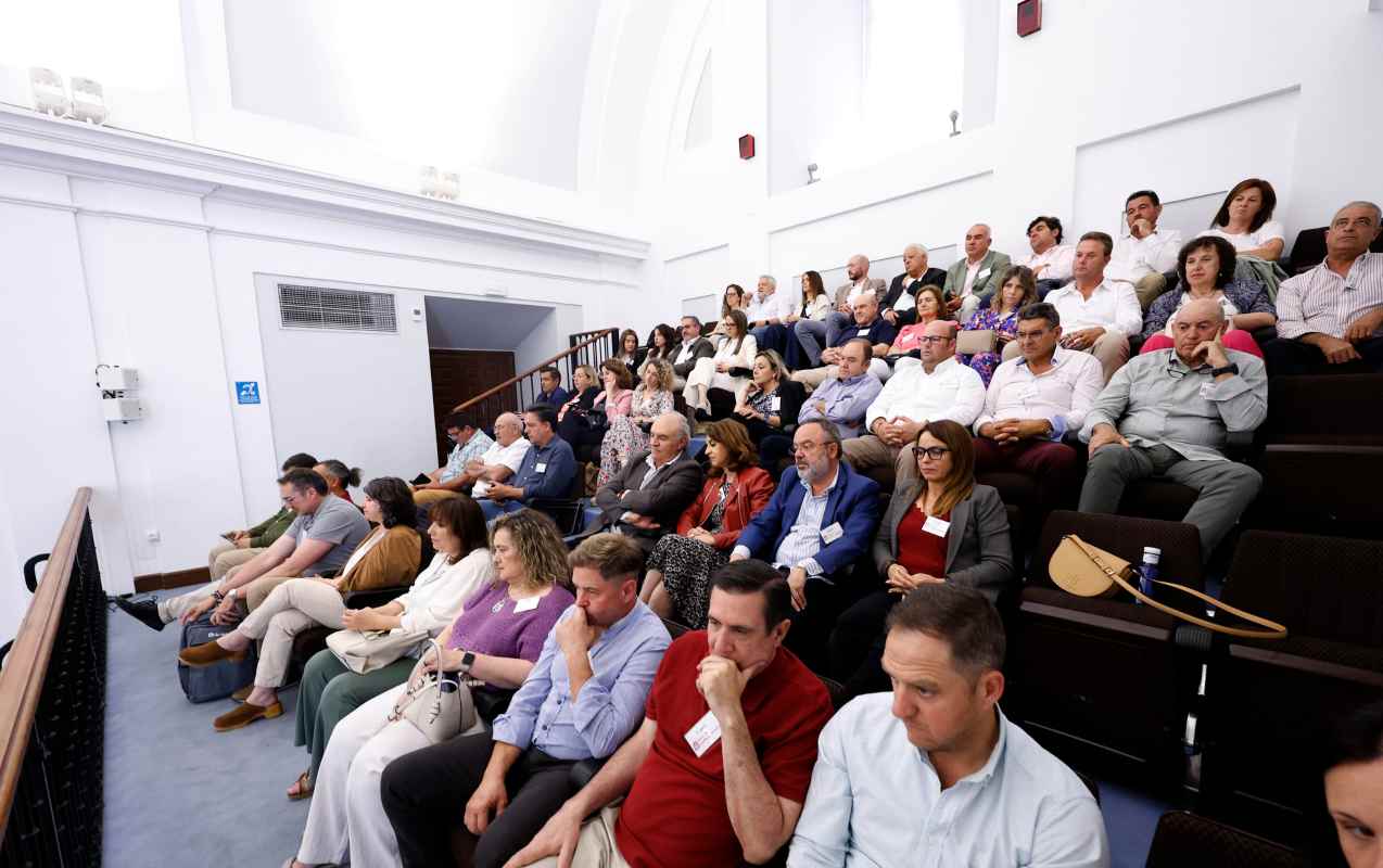 Representantes de las organizaciones agrarias en la tribuna de las Cortes de Castilla-La Mancha.