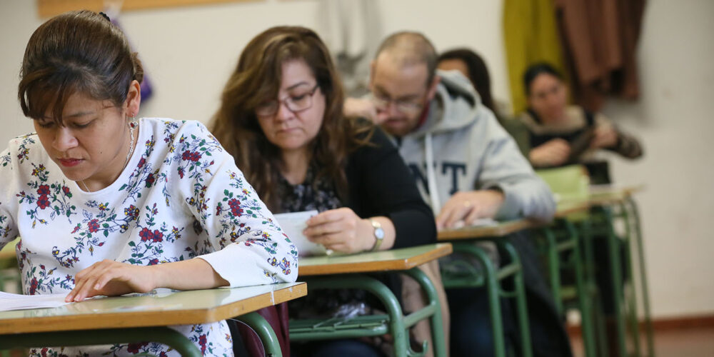 Aspirantes a docentes, haciendo la oposición (foto de archivo).