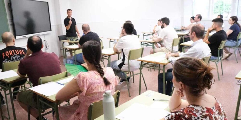 Opositores a docentes. haciendo las prueba. Foto: JCCM.