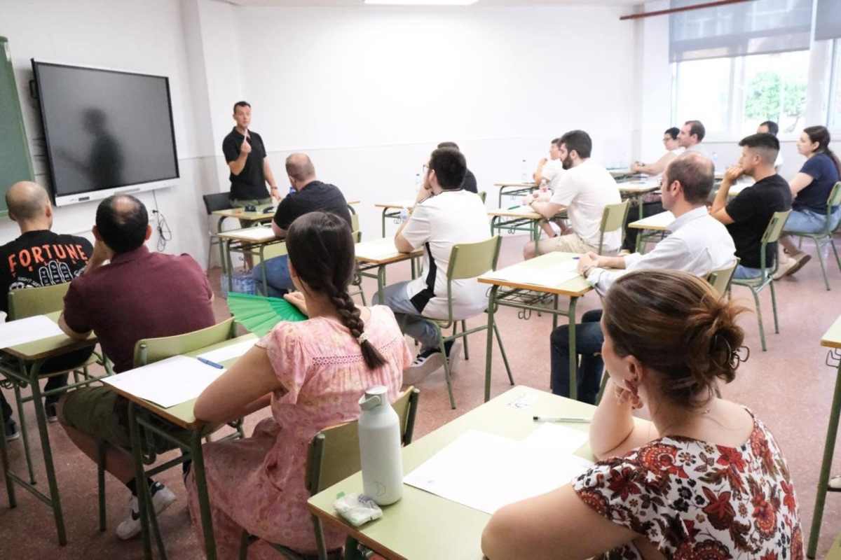 Opositores a docentes. haciendo las prueba. Foto: JCCM.