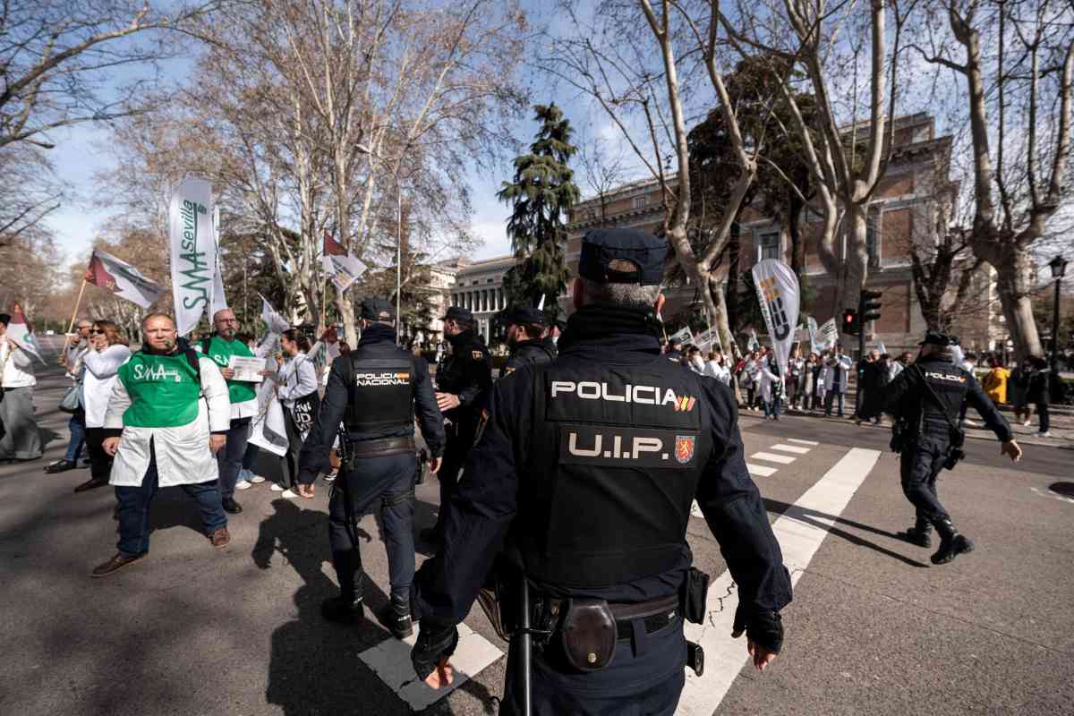 Varias personas se enfrentan a agentes de la Policía durante una concentración de los sindicatos médicos frente al Ministerio de Sanidad.