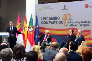 El presidente de Castilla-La Mancha, Emiliano García-Page, junto con los expresidentes de España y Portugal, Felipe González y Aníbal Cavaco, en Toledo. Foto: Rebeca Arango.
