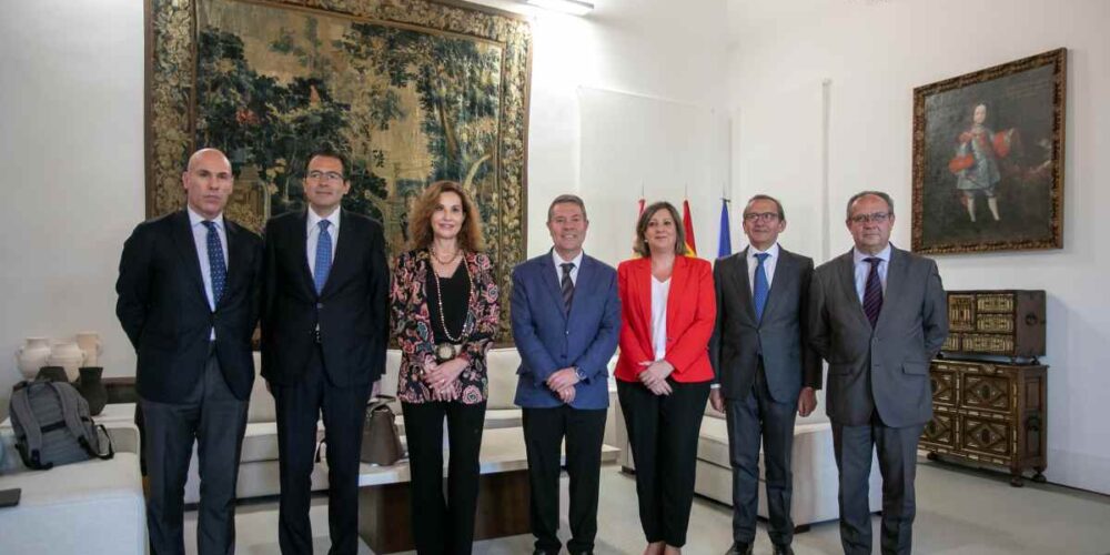 Representantes de BBVA han presentado el informe de previsiones económicas para los dos próximos años al presidente de Castilla-La Mancha, Emiliano García-Page.