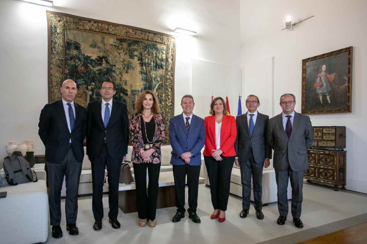 Representantes de BBVA han presentado el informe de previsiones económicas para los dos próximos años al presidente de Castilla-La Mancha, Emiliano García-Page.
