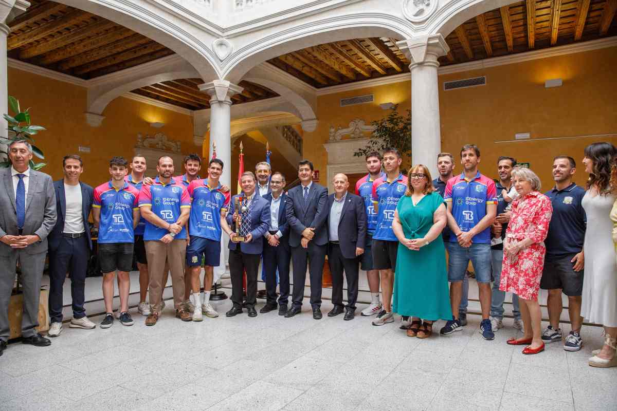 Foto de familia de la recepción de Page al BM Caserío Ciudad Real. Foto: Esteban González/JCCM.