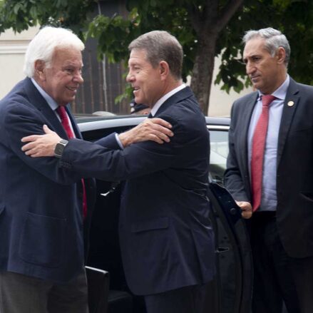 El expresidente del Gobierno, Felipe González, y el presidente de Castilla-La Mancha, Emiliano García-Page. Foto: Rebeca Arango.