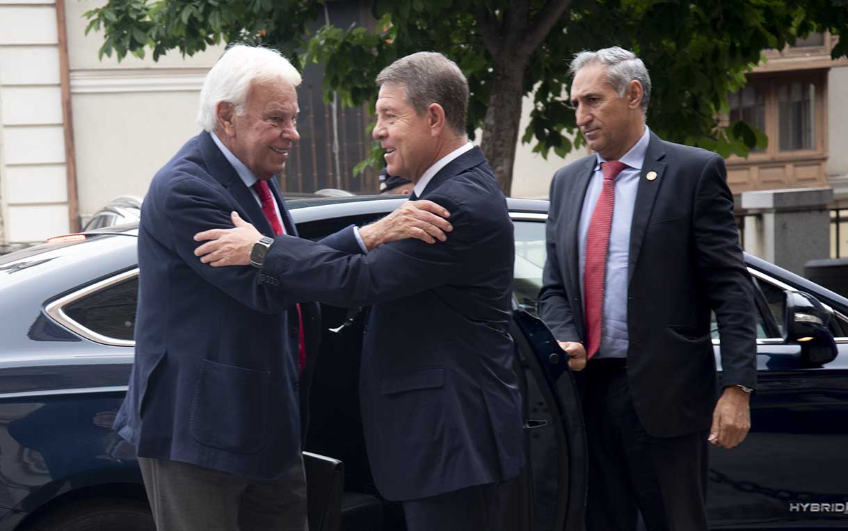 El expresidente del Gobierno, Felipe González, y el presidente de Castilla-La Mancha, Emiliano García-Page. Foto: Rebeca Arango.