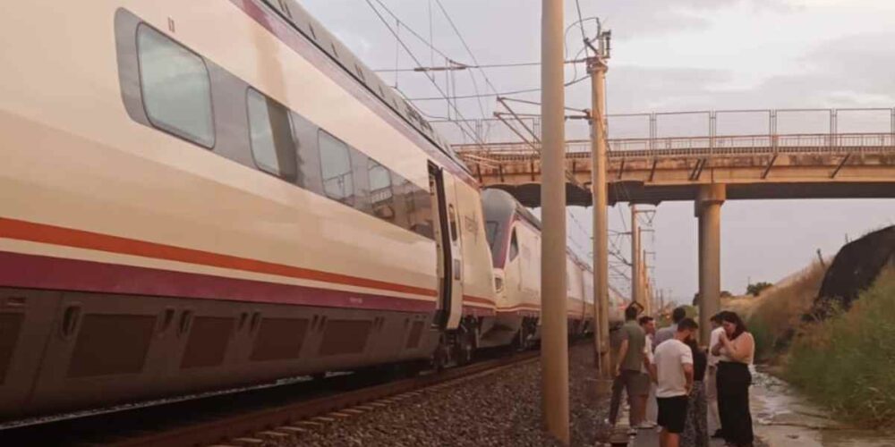Pasajeros parados de uno de los trenes afectados por la avería.
