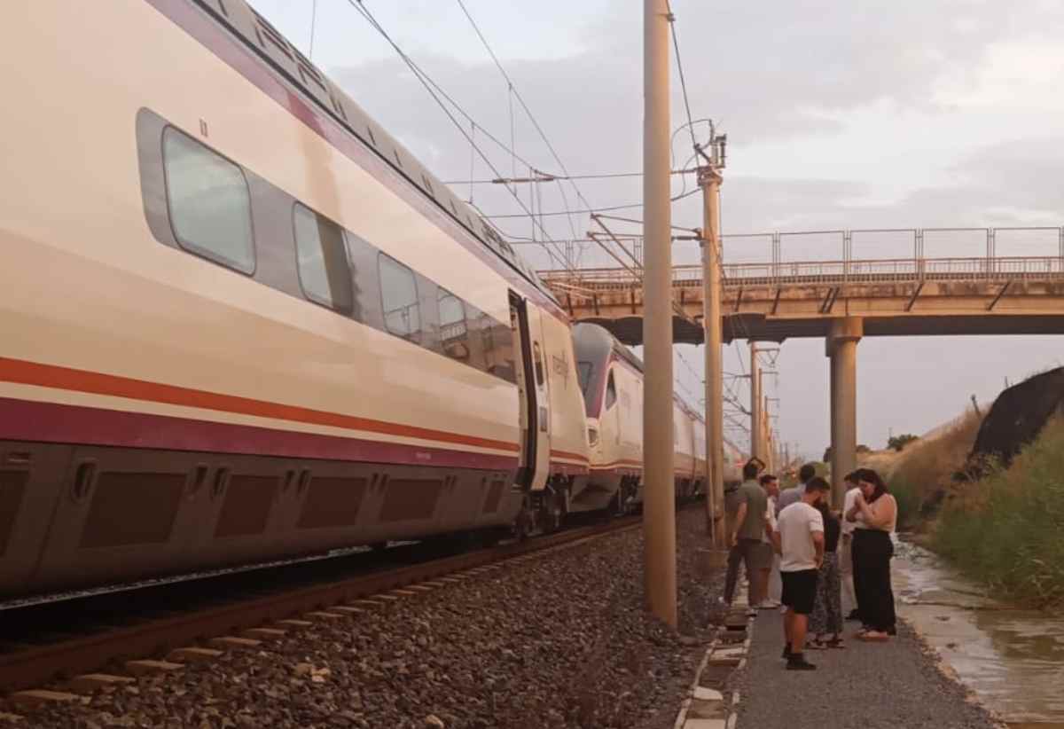 Pasajeros parados de uno de los trenes afectados por la avería.