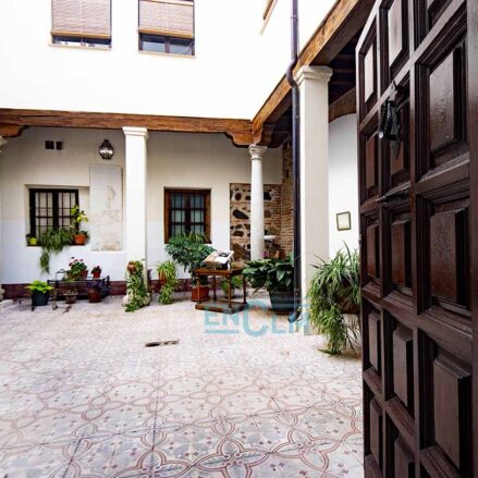 Patio en la plaza de la Merced, 1.