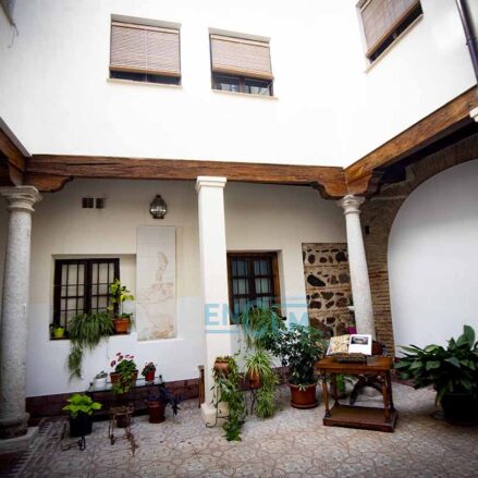 Patio en la plaza de la Merced, 1.