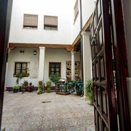 Patio en la plaza de la Merced, 1.