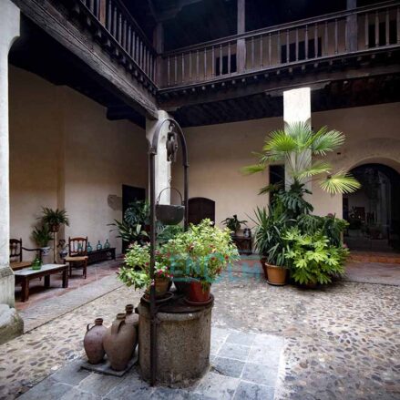 Patio del convento de Santa Isabel.