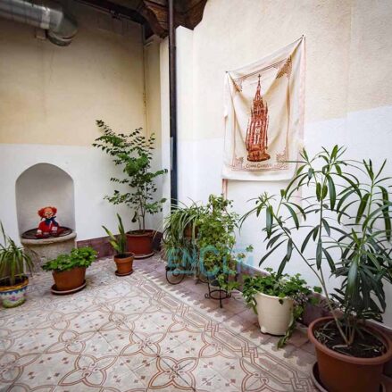 Patio en la plaza de la Merced, 1.