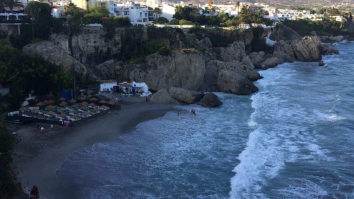 Playa de Calahonda, en Nerja (Málaga). Foto: www.nerja-turismo.com