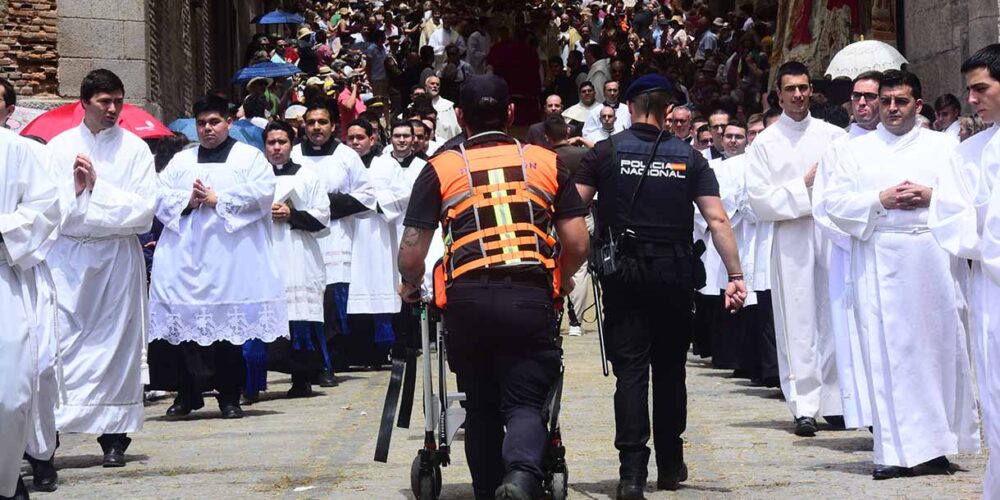 Protección Civil y Policía Nacional atienden una emergencia durante la procesión del Corpus.