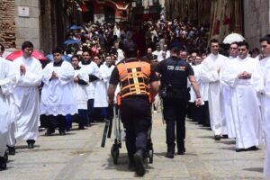 Protección Civil y Policía Nacional atienden una emergencia durante la procesión del Corpus.