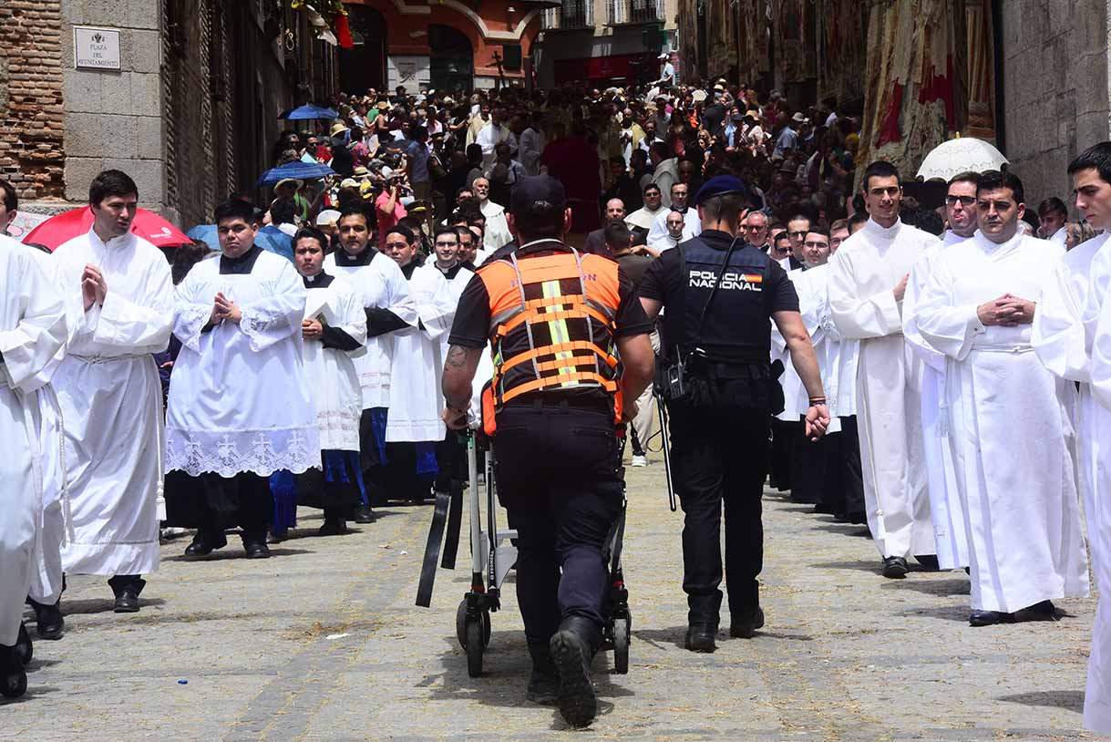 Protección Civil y Policía Nacional atienden una emergencia durante la procesión del Corpus.