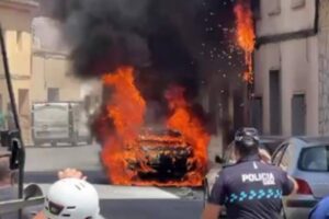 Incendio de un vehículo en un pueblo de Toledo