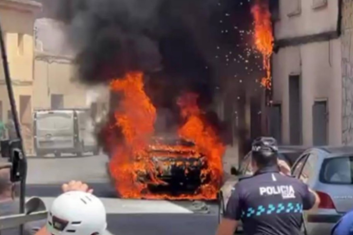 Incendio de un vehículo en un pueblo de Toledo