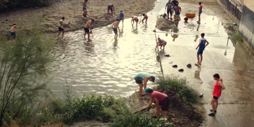El Talak intenta dar oxígeno a un río Tajo comido por la arena. Foto: Talavera Talak