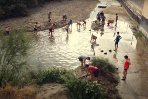 El Talak intenta dar oxígeno a un río Tajo comido por la arena. Foto: Talavera Talak