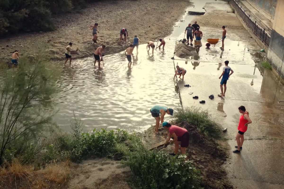 El Talak intenta dar oxígeno a un río Tajo comido por la arena. Foto: Talavera Talak