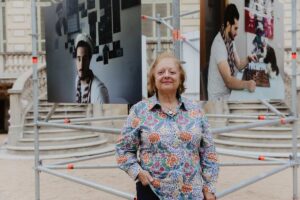 Cristina García Rodero posa frente a una de sus exposiciones.