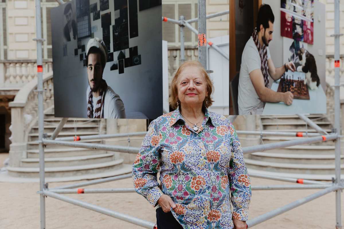 Cristina García Rodero posa frente a una de sus exposiciones.