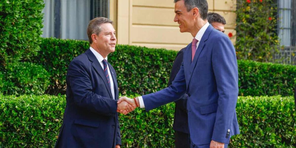 El presidente del gobierno, Pedro Sánchez y el presidente de Castilla-La Mancha, Emiliano García Page en la XXVIII Conferencia de Presidentes. EFE/ Quique Garcia