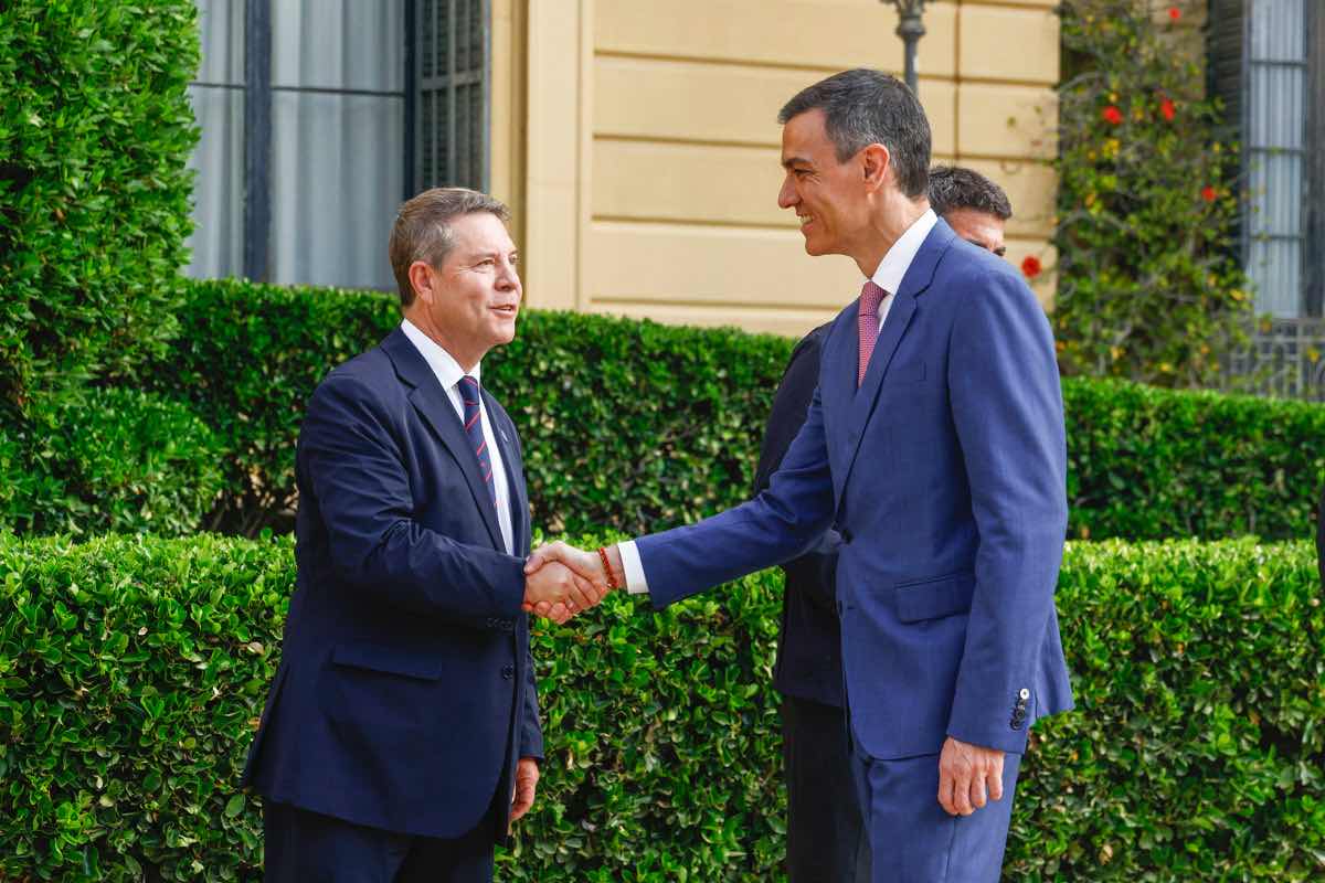 El presidente del gobierno, Pedro Sánchez y el presidente de Castilla-La Mancha, Emiliano García Page en la XXVIII Conferencia de Presidentes. EFE/ Quique Garcia